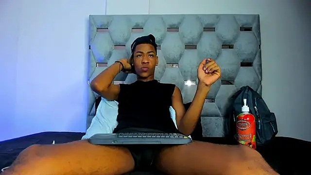 Snapshot of tiago_xxx_ chatting on 4, 10, 2025 tiago xxx online show from 4, 10, 2025