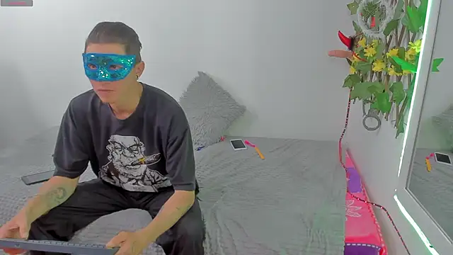 Snapshot of COUPLE25_33 chatting on 28, 11, 2025 COUPLE25 33 online show from 28, 11, 2025