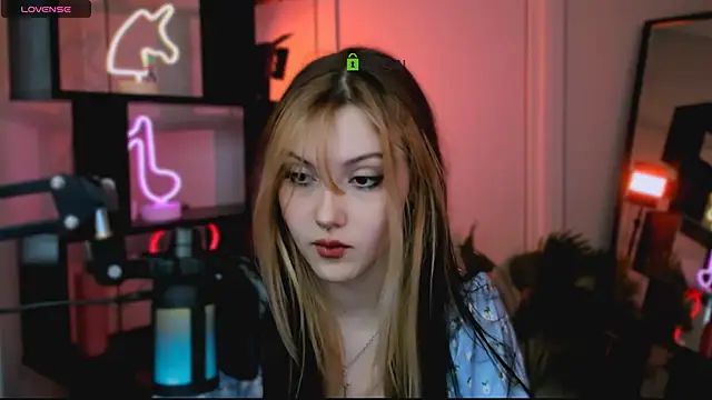 Snapshot of luna_tin chatting on 25, 11, 2025 luna tin online show from 25, 11, 2025