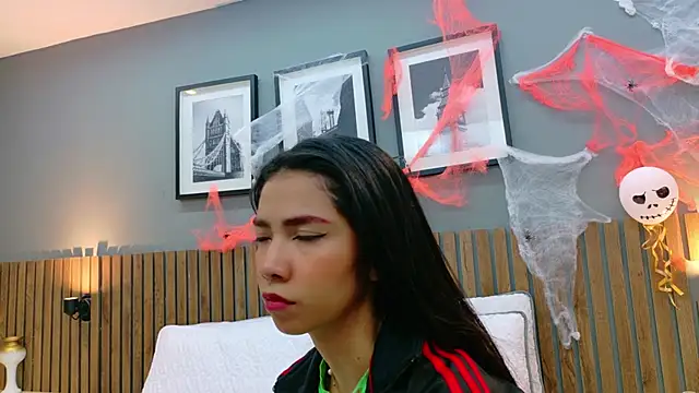 Snapshot of luna_roja25 chatting on 27, 10, 2025 luna roja25 online show from 27, 10, 2025