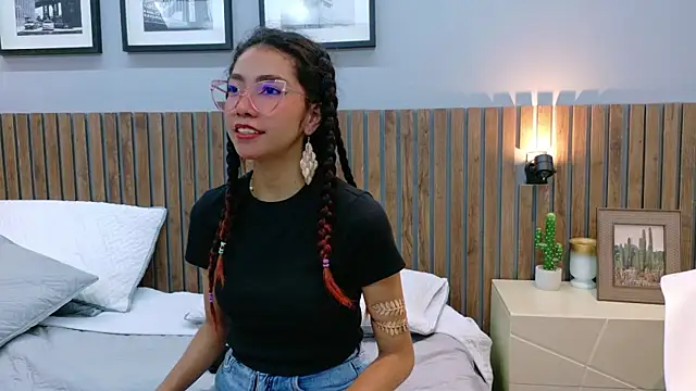 Snapshot of luna_roja25 chatting on 24, 11, 2025 luna roja25 online show from 24, 11, 2025