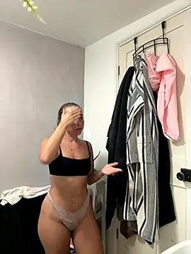 Snapshot of KayleeBella chatting on 2, 10, 2025 KayleeBella online show from 2, 10, 2025