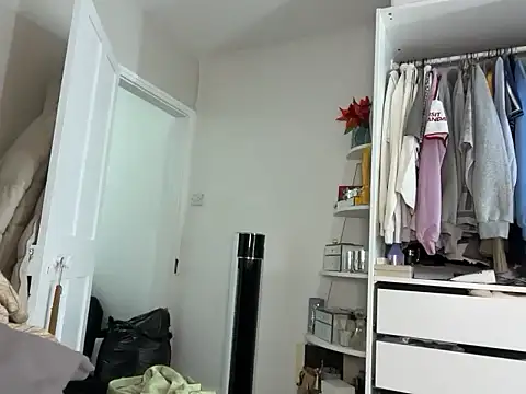 Snapshot of KayleeBella chatting on 7, 10, 2025 KayleeBella online show from 7, 10, 2025