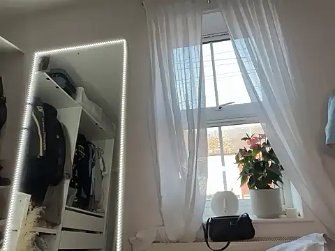 Snapshot of KayleeBella chatting on 12, 10, 2025 KayleeBella online show from 12, 10, 2025