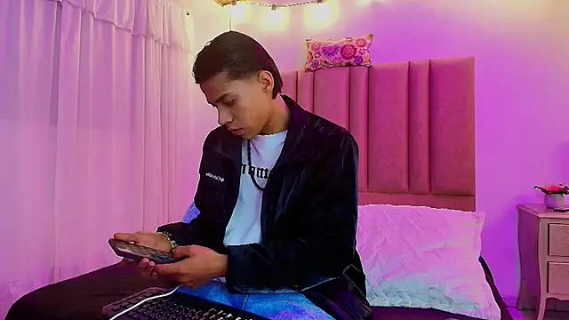 Snapshot of camilo_nom chatting on 22, 10, 2025 camilo nom online show from 22, 10, 2025