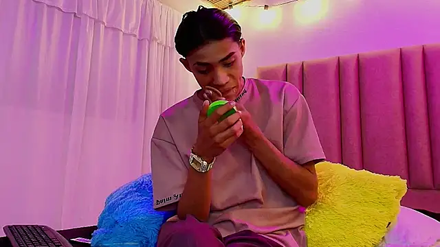 Snapshot of camilo_nom chatting on 24, 10, 2025 camilo nom online show from 24, 10, 2025