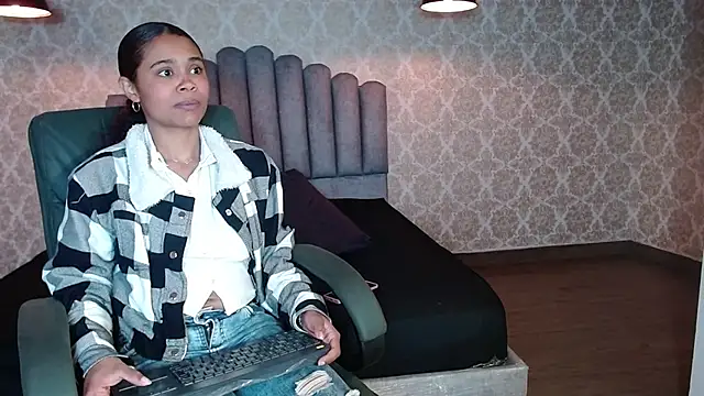 Snapshot of Kristall_06 chatting on 4, 10, 2025 Kristall 06 online show from 4, 10, 2025