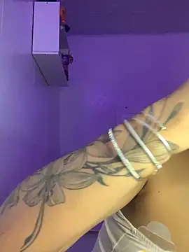 Snapshot of luluzinhax chatting on 6, 11, 2025 luluzinhax online show from 6, 11, 2025