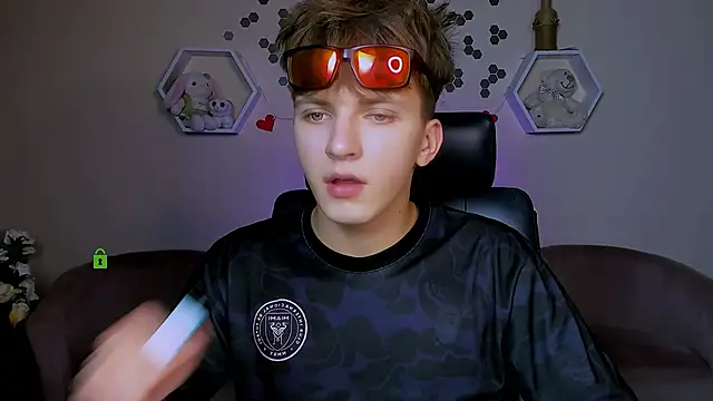 travis wolf  online show from 18, 9, 2025