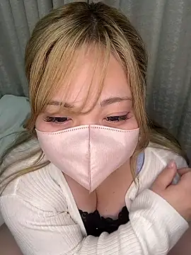 Snapshot of Chua-chan chatting on 4, 10, 2025 Chua-chan online show from 4, 10, 2025