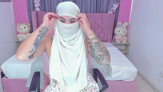 Snapshot of Nayla-Mouna chatting on 25, 9, 2025 Nayla-Mouna online show from 25, 9, 2025