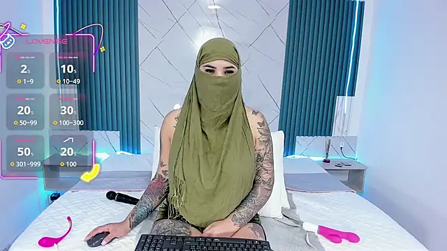 Snapshot of Nayla-Mouna chatting on 12, 11, 2025 Nayla-Mouna online show from 12, 11, 2025