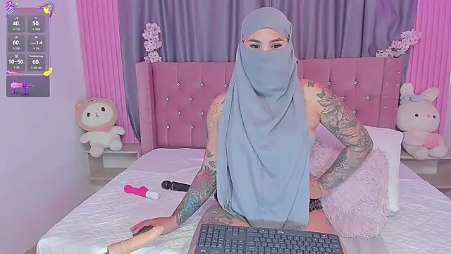 Snapshot of Nayla-Mouna chatting on 24, 11, 2025 Nayla-Mouna online show from 24, 11, 2025