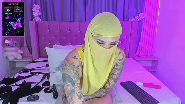 Snapshot of Nayla-Mouna chatting on 5, 3, 2026 Nayla-Mouna online show from 5, 3, 2026