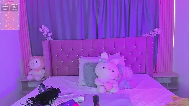 Snapshot of Nayla-Mouna chatting on 6, 4, 2026 Nayla-Mouna online show from 6, 4, 2026