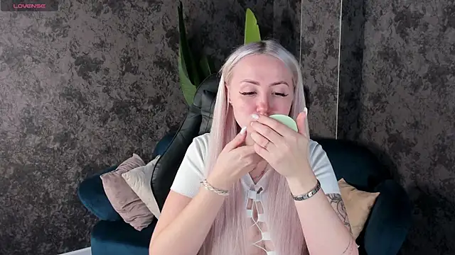 Joyce Howard online show from 17, 10, 2025