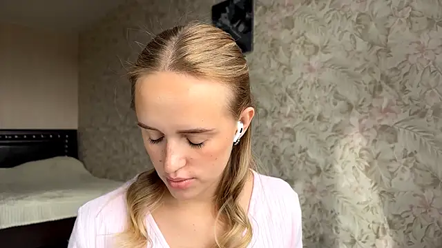 Snapshot of ElisabetLorney chatting on 17, 9, 2025 ElisabetLorney online show from 17, 9, 2025