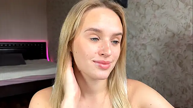 Snapshot of ElisabetLorney chatting on 8, 10, 2025 ElisabetLorney online show from 8, 10, 2025