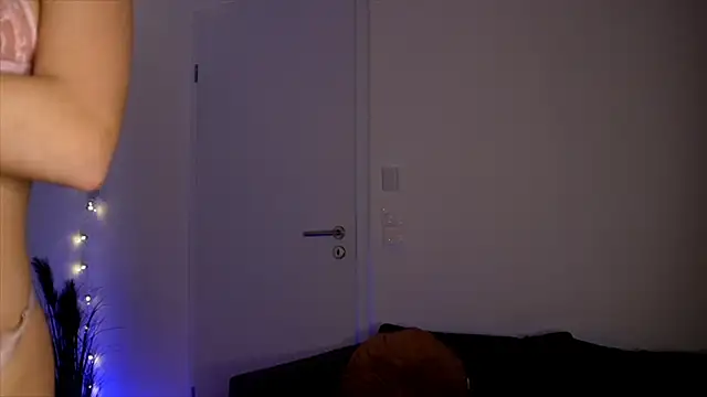 Snapshot of SophieFleur chatting on 22, 10, 2025 SophieFleur online show from 22, 10, 2025