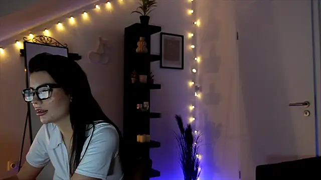 Snapshot of SophieFleur chatting on 25, 10, 2025 SophieFleur online show from 25, 10, 2025