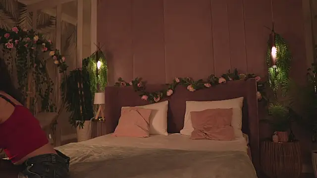 Snapshot of MaryNixon_ chatting on 21, 10, 2025 MaryNixon online show from 21, 10, 2025