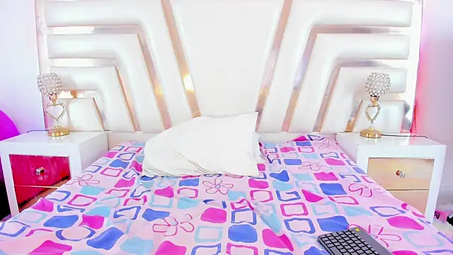 SulyClarck online show from 4, 10, 2025