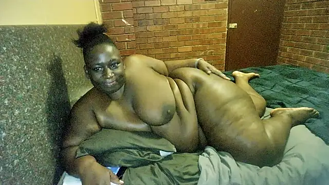 Snapshot of ASSQUEEN37Xx chatting on 28, 10, 2025 ASSQUEEN37Xx online show from 28, 10, 2025