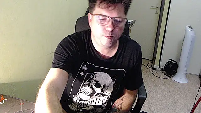 Snapshot of blueandwhite1 chatting on 12, 11, 2025 blueandwhite1 online show from 12, 11, 2025