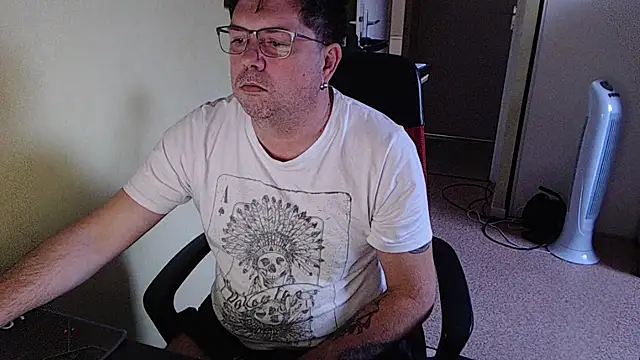 Snapshot of blueandwhite1 chatting on 13, 11, 2025 blueandwhite1 online show from 13, 11, 2025