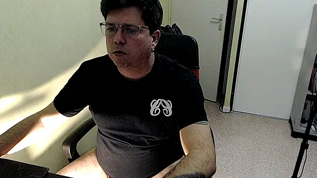 Snapshot of blueandwhite1 chatting on 2, 12, 2025 blueandwhite1 online show from 2, 12, 2025