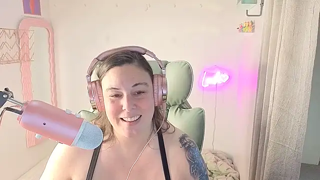 Snapshot of LeahBrooks@xh chatting on 8, 9, 2025 LeahBrooksxh online show from 8, 9, 2025