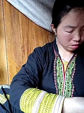 Snapshot of hera-00 chatting on 23, 11, 2025 hera-00 online show from 23, 11, 2025