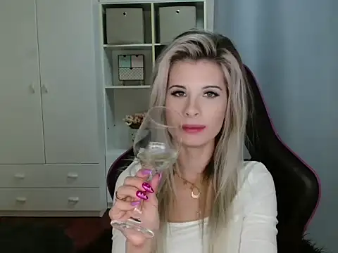 KristineGlow online show from 6, 11, 2025