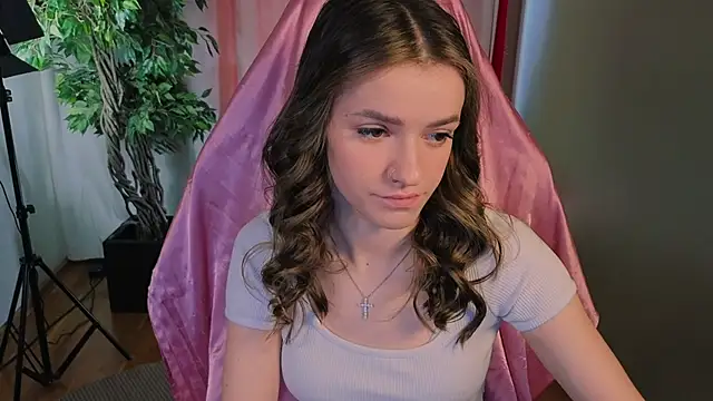 Snapshot of E_l_i_z_e_ chatting on 7, 4, 2026 E l i z e online show from 7, 4, 2026