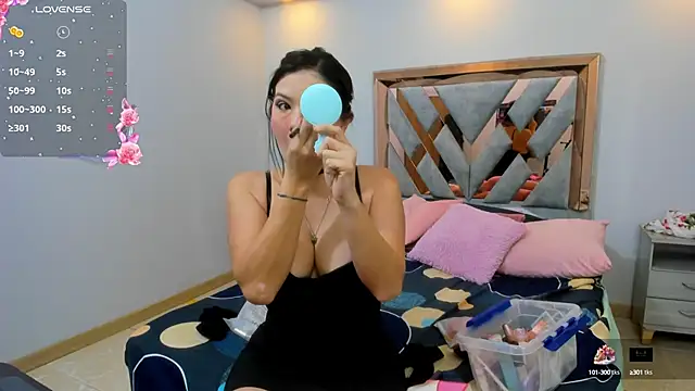 LunaJohansson online show from 3, 10, 2025