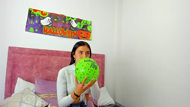 Snapshot of Vaiolet_Miller chatting on 4, 10, 2025 Vaiolet Miller online show from 4, 10, 2025