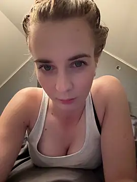 Snapshot of ellieen chatting on 15, 10, 2025 ellieen online show from 15, 10, 2025