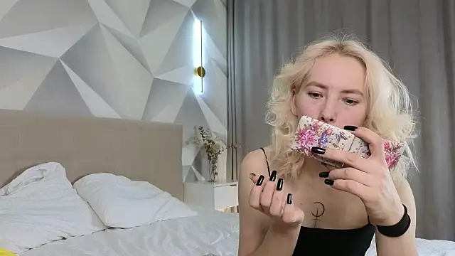 Snapshot of JuliannaWenger chatting on 18, 12, 2025 JuliannaWenger online show from 18, 12, 2025