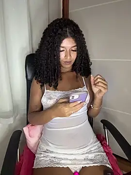 Snapshot of larajuli chatting on 17, 5, 2026 larajuli online show from 17, 5, 2026