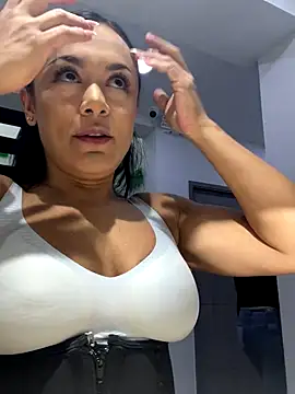 TiffanyyLam online show from 1, 10, 2025