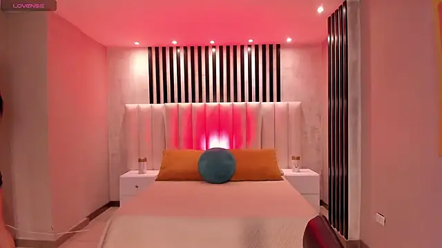 LucyWeiss  online show from 19, 12, 2025