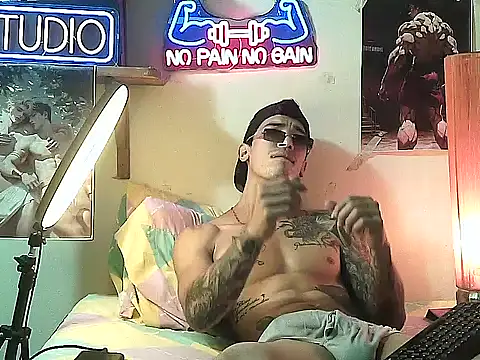 Snapshot of Strongcockfitness chatting on 4, 11, 2025 Strongcockfitness online show from 4, 11, 2025