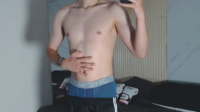 Snapshot of enzo_steel chatting on 8, 10, 2025 enzo steel online show from 8, 10, 2025