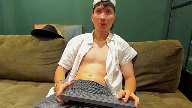 Snapshot of enzo_steel chatting on 17, 10, 2025 enzo steel online show from 17, 10, 2025