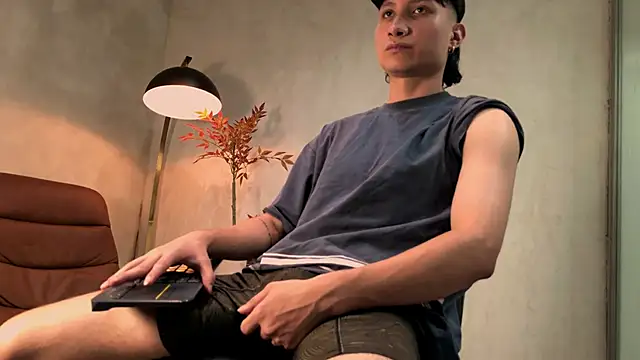 Snapshot of enzo_steel chatting on 23, 11, 2025 enzo steel online show from 23, 11, 2025