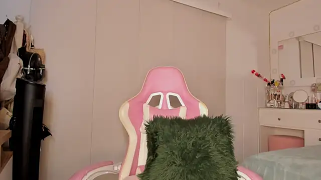 Snapshot of Lauuuuuuuu_ chatting on 26, 9, 2025 Lauuuuuuuu  online show from 26, 9, 2025