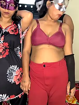 Snapshot of Family02 chatting on 21, 10, 2025 Family02 online show from 21, 10, 2025