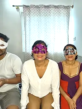 Snapshot of Family02 chatting on 29, 10, 2025 Family02 online show from 29, 10, 2025