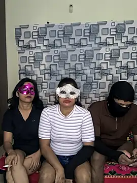 Snapshot of Family02 chatting on 17, 12, 2025 Family02 online show from 17, 12, 2025