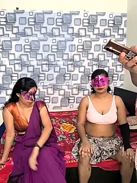 Snapshot of Family02 chatting on 19, 12, 2025 Family02 online show from 19, 12, 2025